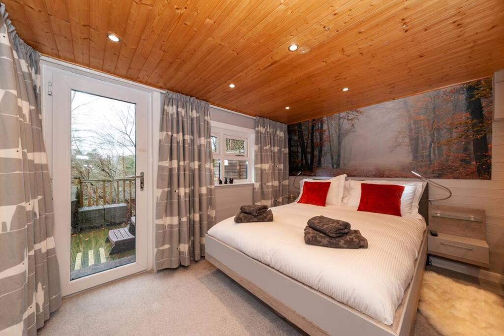 Mistletoe One Luxury Lodge With Hot Tub Уиндермир Экстерьер фото