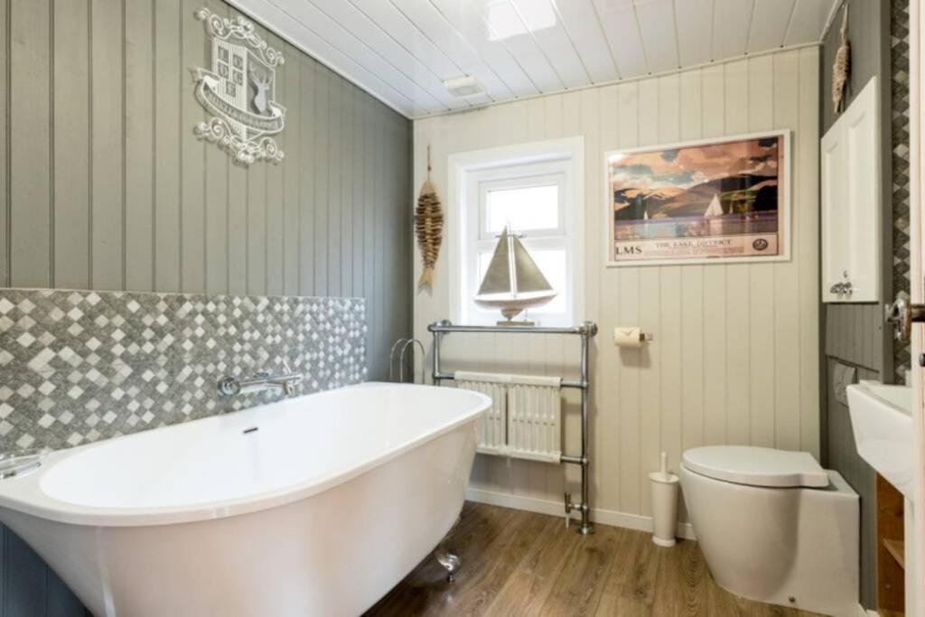 Mistletoe One Luxury Lodge With Hot Tub Уиндермир Экстерьер фото