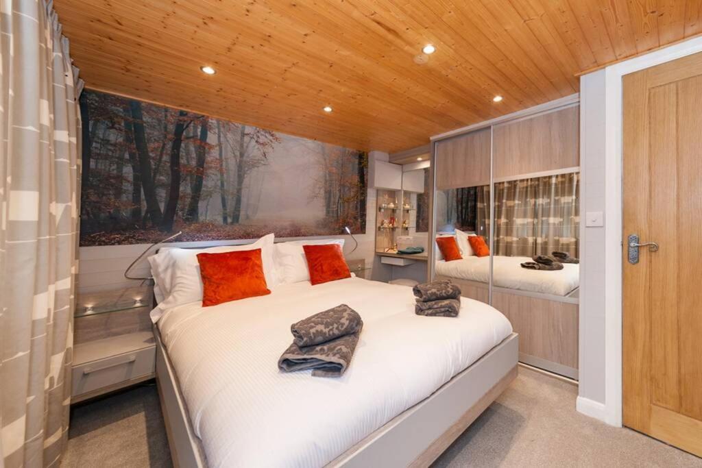 Mistletoe One Luxury Lodge With Hot Tub Уиндермир Экстерьер фото