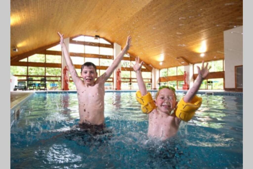 Mistletoe One Luxury Lodge With Hot Tub Уиндермир Экстерьер фото