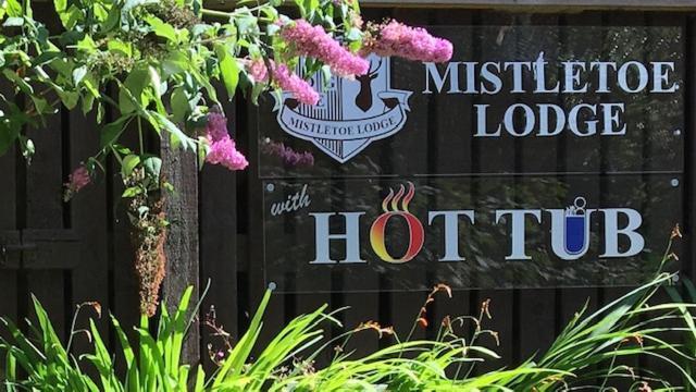 Mistletoe One Luxury Lodge With Hot Tub Уиндермир Экстерьер фото